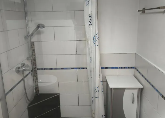 Simple 2-person Near Altdorf Apartment